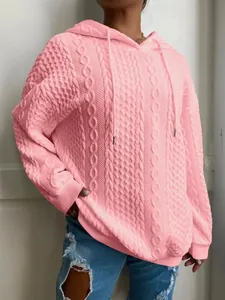 Vista detallada de sudadera rosa con capucha y textura de punto trenzado para mujer