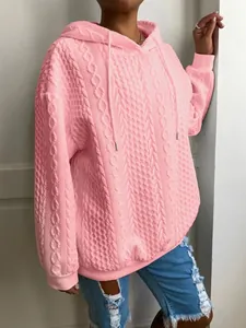 Vista detallada de sudadera rosa con capucha y textura de punto de ochos para mujer