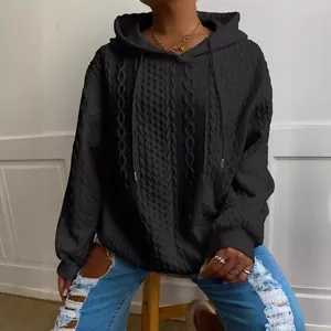 Elegante sudadera con capucha negra para mujer con diseño de trenzas y textura