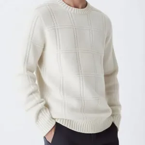 Détail d'un pull à col rond pour homme avec un motif en maille 3D texturé