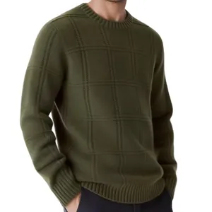 Gros plan sur un pull en maille col rond vert olive pour homme avec motif grille 3D