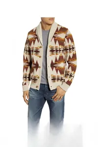 Detail der locker sitzenden Herren-Strickjacke mit Revers und Ethno-Geometriemuster