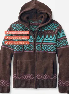 Dettaglio di un cardigan da uomo con cappuccio, motivi geometrici blu e cerniera