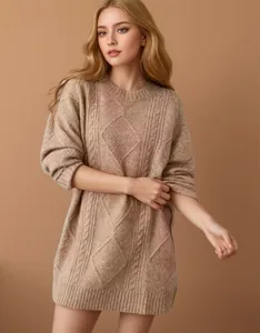 Vue détaillée d'un pull mi-long en maille torsadée ample dans un ton marron neutre