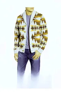 Detailansicht eines Herren-Strickcardigans mit Schalkragen und gelbem geometrischem Muster