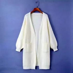 Eine Vollansicht eines langen cremefarbenen Strickcardigans mit tiefen Vordertaschen