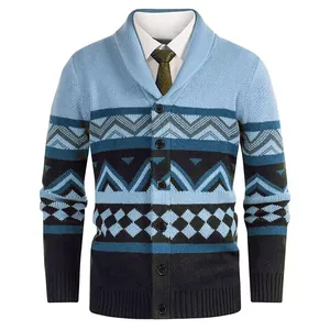Nahaufnahme der schicken Herren-Strickjacke mit blau-marineblauem geometrischem Muster