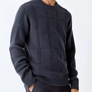 Gros plan détaillé du pull à col rond pour hommes avec motif en maille texturée à grille 3D