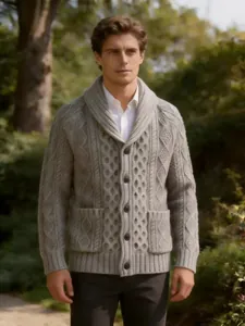 Detail eines klassischen hellgrauen Herren-Strickcardigans mit Schalkragen und Knopfleiste