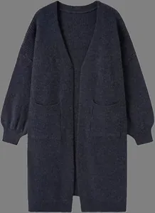 Detailansicht eines langen anthrazitfarbenen Strick-Cardigans mit Taschen und Rippbündchen