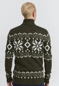 Vista posteriore di un maglione da uomo slim-fit con motivo a fiocchi di neve verde oliva