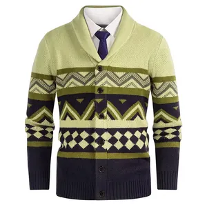 Nahaufnahme eines Herren-Strickcardigans mit Schalkragen und geometrischem Muster