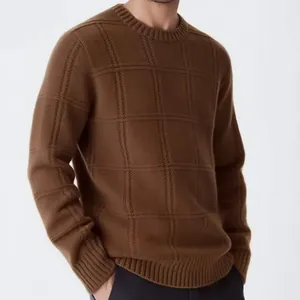 Gros plan d'un pull en maille marron pour homme avec motif à carreaux texturé