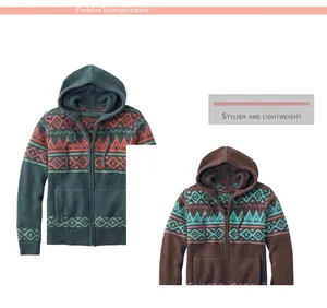 Primo piano di un cardigan da uomo con cappuccio e motivi geometrici colorati