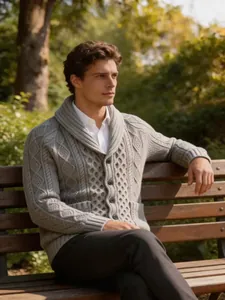 Nahaufnahme einer grauen Herren-Strickjacke mit Schalkragen und Zopfmuster