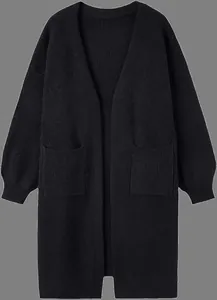 Detailansicht einer langen schwarzen Strickjacke mit zwei Taschen für Damen im Winter