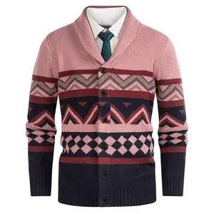 Detailansicht Herren-Strickjacke mit Schalkragen und geometrischem Patchwork-Muster