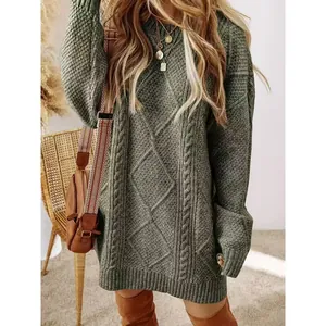 Détail de robe pull vert olive en maille torsadée, coupe oversize et style vintage.