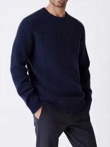 Vue détaillée d'un pull col rond bleu marine homme avec motif en maille grillagée relief