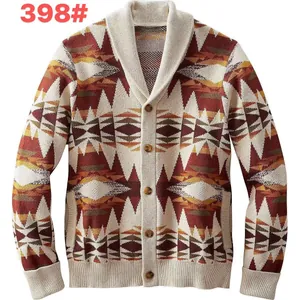 Vorderansicht einer Herren-Strickjacke mit ethnischem geometrischem Muster und Knöpfen