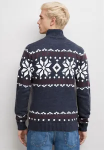 Vista posteriore di maglione in maglia retrò da uomo con fiocchi di neve.