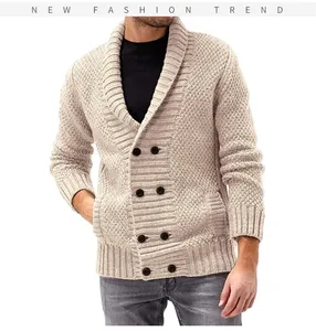 Detailaufnahme beige zweireihige Herrenstrickjacke mit modernem Schalkragen