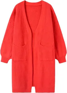 Detailansicht eines langen roten Strick-Cardigans mit Rippenstruktur und Fronttaschen.