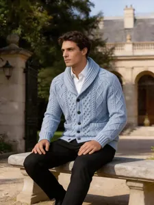 Detail eines hellblauen Herren-Strick-Cardigans mit elegantem Schalkragen