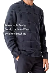 Vue détaillée du pull en maille à col rond pour hommes avec motif à carreaux en relief