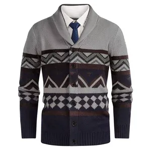 Detail eines Herren-Cardigans mit Schalkragen, geometrischem Muster und Knopfverschluss.