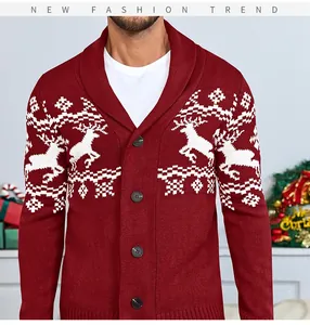 Vista dettagliata del cardigan in maglia bordeaux da uomo con renne e fiocchi di neve bianchi