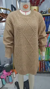 Vue détaillée d'un pull mi-long en maille torsadée beige camel sur un mannequin de couture