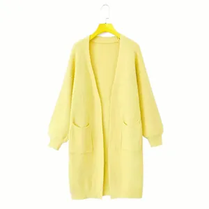 Weiche hellgelbe Strickjacke mit langen Ärmeln, offener Vorderseite und zwei Taschen