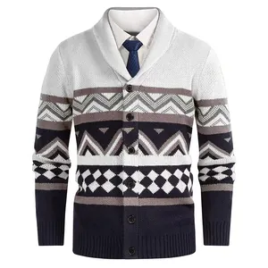 Detailansicht der Herren-Strickjacke mit geometrischem Muster im britischen Stil