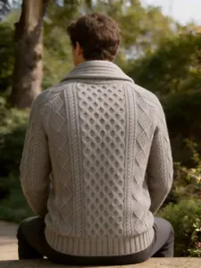 Rückansicht des Herren-Strickcardigans mit Schalkragen und Zopfmuster