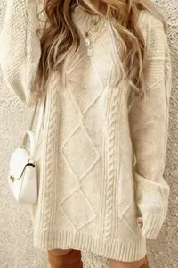 Détail d'un pull en maille torsadée pour femme, couleur crème, style rétro et ample.