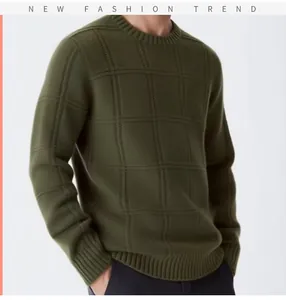 Vue détaillée du motif à carreaux texturé vert olive sur un pull col rond pour homme.