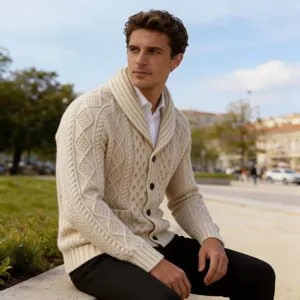 Klassischer cremefarbener Strick-Cardigan für Herren, kombiniert mit Hemd und Hose