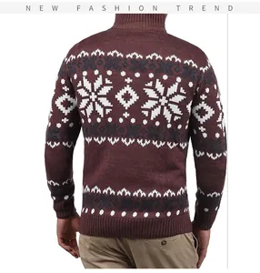 Vista posteriore di un maglione retrò slim da uomo con motivo a fiocco di neve bianco