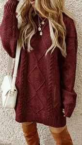 Robe pull torsadée bordeaux confortable avec sac blanc et bottes hautes marron