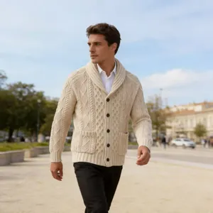 Herren Strickjacke in Creme mit Zopfmuster und Schalkragen für den Außenbereich geeignet