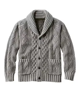 Detailansicht eines grauen Strick-Cardigans für Herren mit klassischem Schalkragen