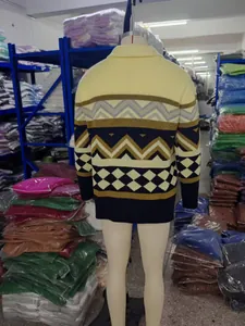 Detaillierte Rückansicht des schmal geschnittenen Herren-Strickpullovers mit geometrischem Muster
