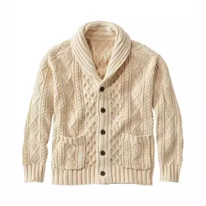 Makrodetail der cremefarbenen Strickjacke für Herren mit Schalkragen und Taschen