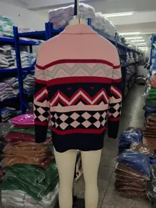 Rückansicht eines schmal geschnittenen Herren-Strickpullovers mit geometrischen Mustern in Color-Block