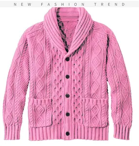 Detailansicht einer rosa Strickjacke mit Schalkragen und Knöpfen für Herren
