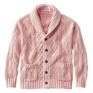 Detailansicht der rosa Zopfmuster-Textur einer Herren-Strickjacke mit Schalkragen