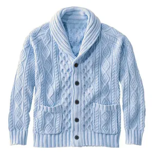 Nahaufnahme von hellblauer Herren-Strickjacke mit Schalkragen und schwarzen Knöpfen