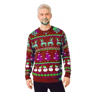 Slim fit kersttrui voor heren met patronen van rendieren en sneeuwpoppen op bruine basis.