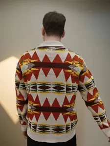 Detailansicht der Rückseite eines Herren-Strickpullovers mit ethnischem Aztekenmuster.
